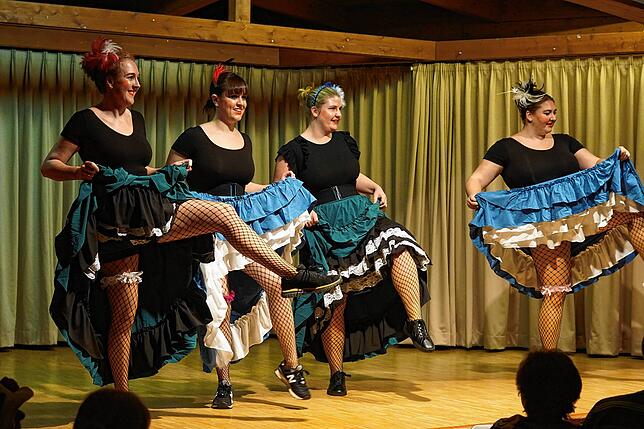 Hoch das Bein: Das Moulin Rouge tanzte Cancan im Pfarrsaal und das Publikum gab rauschenden Beifall und hämmerte auf den Tischen.