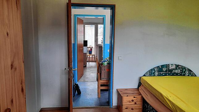 Der Blick vom einen Zimmer über den Flur ins andere. Bett und Schrank stammen aus der ehemaligen Wohnung der Kirchners.
