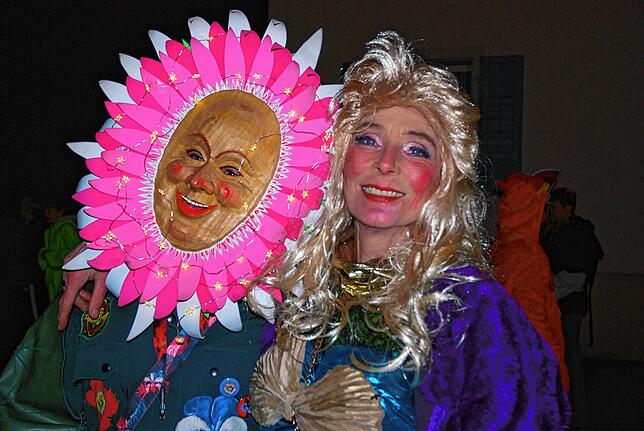 Ein Blumenzupfer aus Singen freut sich mit Zuschauerin.