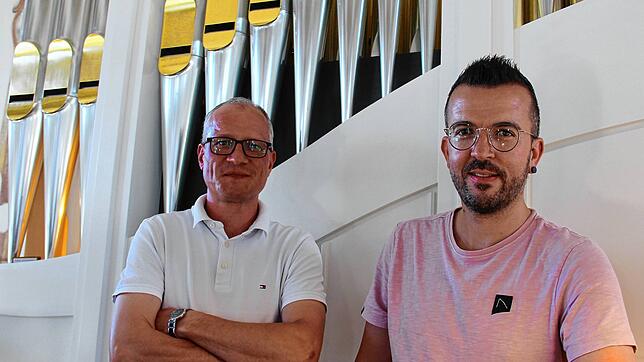 Pfarrer Stefan Schmid (links) und Organist Volker Nagel sind begeistert von ihrer neuen Orgel. Das Labium der Pfeifen ist mit Blattgold ...