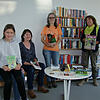 Die offenen Bücherregale werden gerne genutzt. Sandra, Sarah und Andrea Burger decken sich hier gerne mit Lesestoff ein. Mit zwei ...