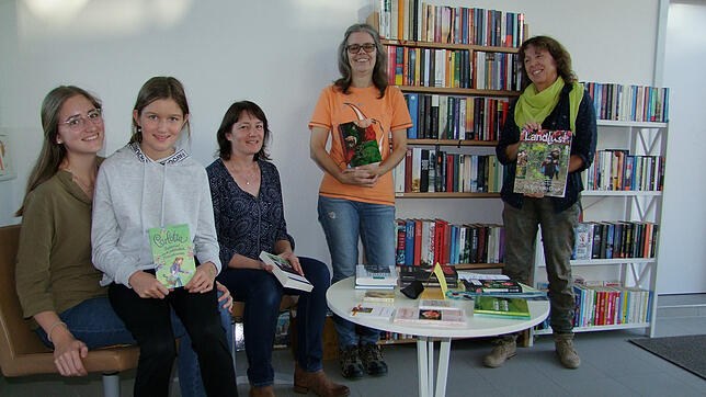 Die offenen Bücherregale werden gerne genutzt. Sandra, Sarah und Andrea Burger decken sich hier gerne mit Lesestoff ein. Mit zwei ...
