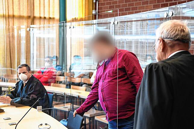 Der Hauptangeklagte (M) nimmt vor der Urteilsverkündung im großen Sitzungssaal des Landgerichtes Konstanz Platz. Ihm wird unter anderem ...
