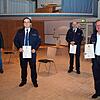 Feuerwehrkommandant Hartmut Schucker (rechts) und seine Stellvertreter Thomas Schmäh (Zweiter von rechts) und Lars-Erik Meyer erhielten ...