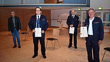Feuerwehrkommandant Hartmut Schucker (rechts) und seine Stellvertreter Thomas Schmäh (Zweiter von rechts) und Lars-Erik Meyer erhielten ...