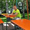 Oliver Krüger, Pächter des Strandbads Litzelstetten, ärgert sich über die gestohlenen Bierbänke. Im Lager hatte er zum Glück noch zwei ...