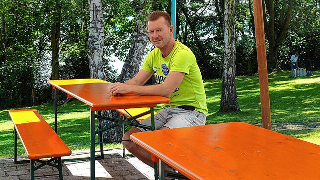 Oliver Krüger, Pächter des Strandbads Litzelstetten, ärgert sich über die gestohlenen Bierbänke. Im Lager hatte er zum Glück noch zwei ...
