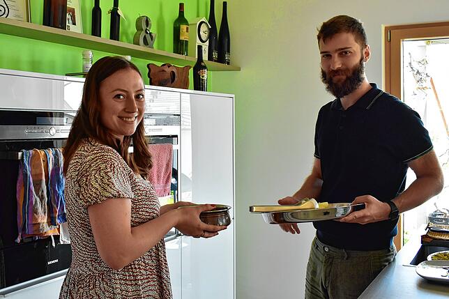 Johannes Riedmann und seine Freundin Jessica Maier packen gemeinsam in der Küche mit an.