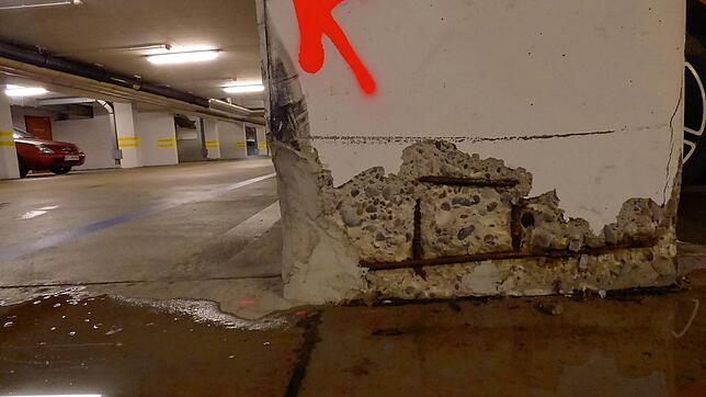 Die Betonstützen in der Kursaaltiefgarage sind marode, Beton ist abgeplatzt, die Stahlarmierung rostet und bei Regen dringt Wasser ein. ...