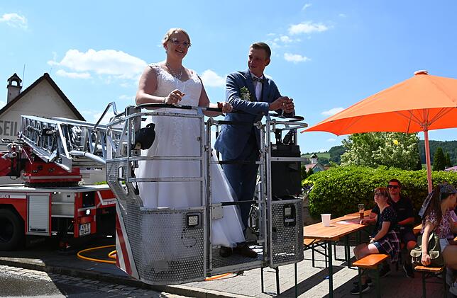 Hochzeit in luftiger Höhe: Sebastian Vogler und seine Frau Nadine sorgten am Schweizer Feiertag auf der Drehleiter eines Feuerwehrautos ...