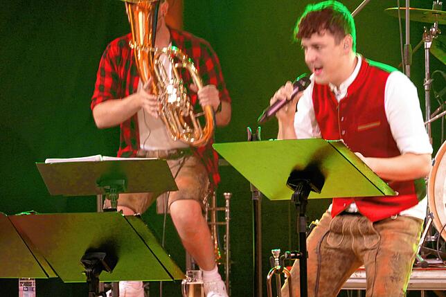 Bild 6: Bergfest in Fürstenberg: Ob8Blech bringt am Samstag die Besucher in Stimmung