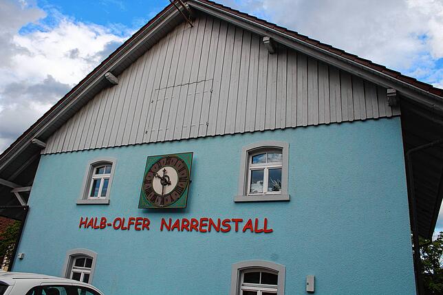 Hinter dem Orsinger Rathaus befindet sich der Narrenstall der Halb-Olfer. Fasnacht wird in der Doppelgemeinde wie in der ganzen Region ...