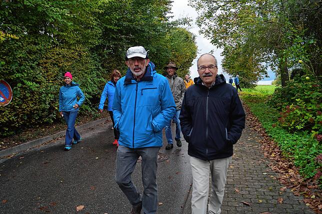 Auf Nachfragen berichten Jürgen Kammerer und Ruben Neu (vorne von links) von der Interessengemeinschaft Verkehrsplanung B31/33 über ...