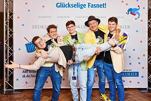Bild 13: Bilder der SWR-Fasnacht im Konzil: Strahlende Narren vor der SÜDKURIER-VIP-Wand