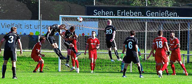 Bild 36: FC Wallbach dreht die Partie und gewinnt mit 3:2 gegen den FC RW Weilheim &ndash; und wir haben die Bilder!