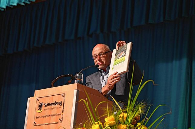 Alfred Moosmann, federführender Autor von „Die 100 Jahre seit dem Zusammenschluss“, präsentiert das neueste Werk der ...