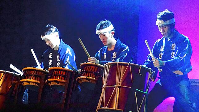 Kokubu, eine Trommlergruppe aus Japan, begeistert das Publikum im Gloria-Theater in Bad Säckingen. Bild: Susanne Schleinzer-Bilal