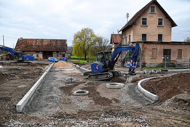 Straßenbau hinter der alten Schlossbrauerei. Das Haus rechts ist die alte Mühle an der Stockacher Aach.
