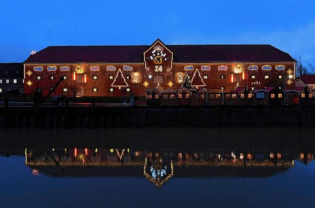 Der “längste Adventskalender der Welt„: Das Eiderkanal-Packhaus im historischen Hafen von Tönning zur Adventsszeit.