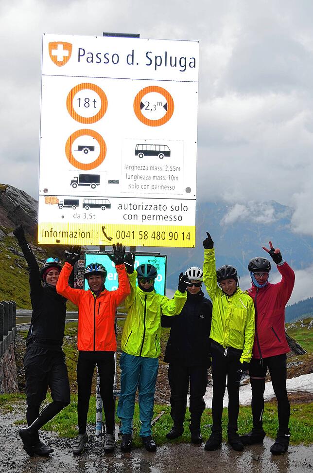 Julia Müller, Anthony Castillo-Schulz, Leni Kentrup, Karla Abt, Lesharo Möking, Sascha Monkos freuen sich, den Splügenpass erreicht zu ...