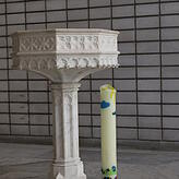 Der Taufstein aus der alten Kirche kam erst vor wenigen Jahren in die Christuskirche, nachdem er lange privat oder im Museum aufbewahrt ...