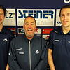 Willkommen in Schwenningen: Trainer Paul Thompson (Mitte) begrüßt Colby Robak (links) und Jordan Caron. Bild: Werner Feisst