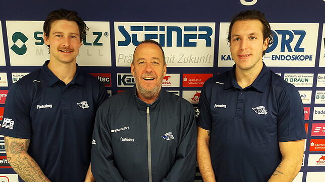 Willkommen in Schwenningen: Trainer Paul Thompson (Mitte) begrüßt Colby Robak (links) und Jordan Caron. Bild: Werner Feisst