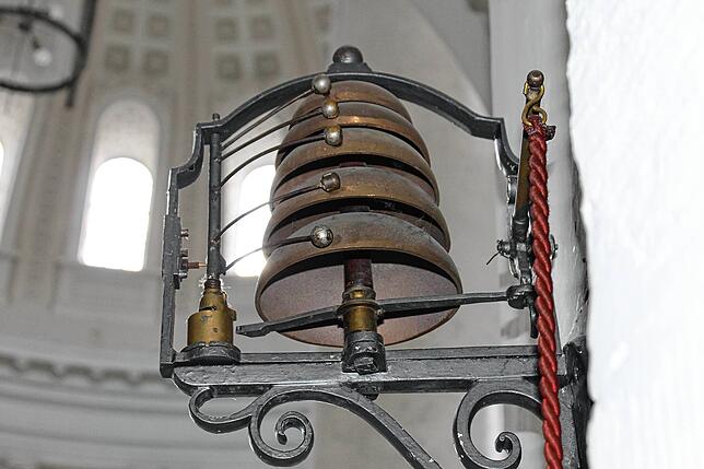 Die Sakristeiglocken, hier im Dom, die beim Einzug angeschlagen und den Beginn der Liturgie ankündigen, schweigen.