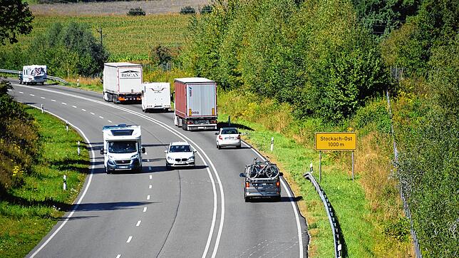 Die B&nbsp;31-neu kurz vor Stockach-Ost aus Richtung Überlingen. Einer von zwei schweren Unfällen im August ist hier geschehen. Das Foto ...