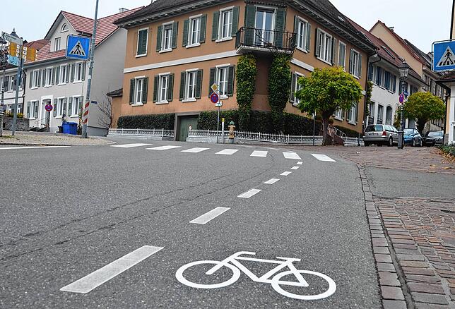 Zum Markdorfer Radverkehrskonzept gehört auch die Anlage weiterer Fahrradschutzstreifen, wie hier am Marktplatz.