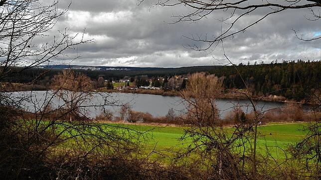 Der Kirnbergsee liegt idyllisch und ruhig &ndash; noch. Im Sommer strömen Badegäste und Spaziergänger in Massen. Nun soll eine neue ...
