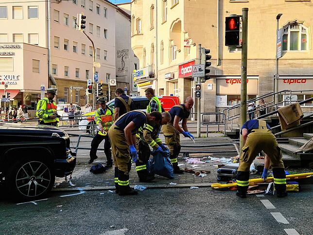 Feuerwehr, Polizei und Rettungskräfte sind in der Stuttgarter Innenstadt im Einsatz.
