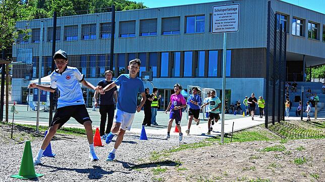 Der Sponsorenlauf zugunsten einer neuen Schule in Afrika war eine der Hauptattraktionen am Eröffnungstag für den Erweiterungsbau der ...