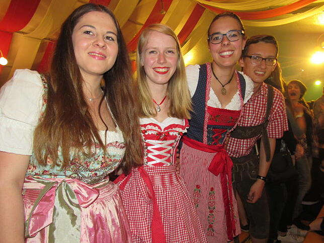 Zur "Partynacht der Tracht" während des Gögginger Bierfests kamen zahlreiche Besucherinnen und Besucher entsprechend gekleidet. Die Band ...