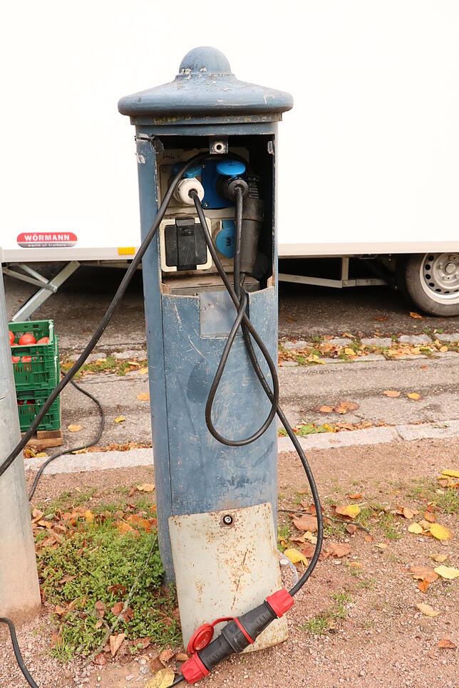 Stromsäulen auf dem alten Festhallenparkplatz stellen die Energieversorgung für die Markthändler sicher. Weil der Bedarf über die Jahre ...