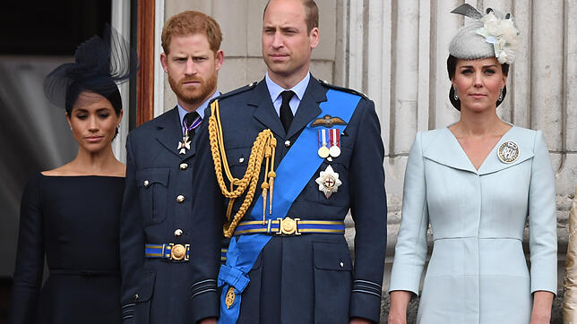 Der Adel als Projektionsfläche: Herzogin Meghan (v.l.), Prinz Harry, Prinz William und Herzogin Kate beobachten eine  Parade.