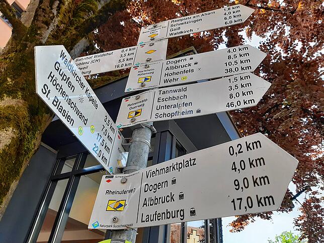 Die Schilder des Schwarzwaldvereins, hier am Weg der entlang des Seltenbachs zum Rhein führt, weisen Wanderern den Weg. Die Orten oben ...