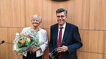 Glücklich und zufrieden: Landrat Martin Kistler wurde nach seiner Wiederwahl mit deutlichem Ergebnis von der stellvertretenden ...