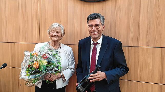 Glücklich und zufrieden: Landrat Martin Kistler wurde nach seiner Wiederwahl mit deutlichem Ergebnis von der stellvertretenden ...