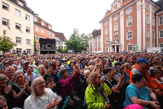 2200 Fans von Kerstin Ott füllten den Schlossplatz in Meersburg beim Open Air.