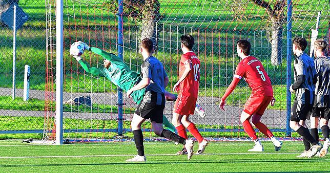 Patzer wieder gut gemacht: Torwart Simon Krause vom FC Hochrhein fischt sich hier einen Freistoß von Yannik Behringer.