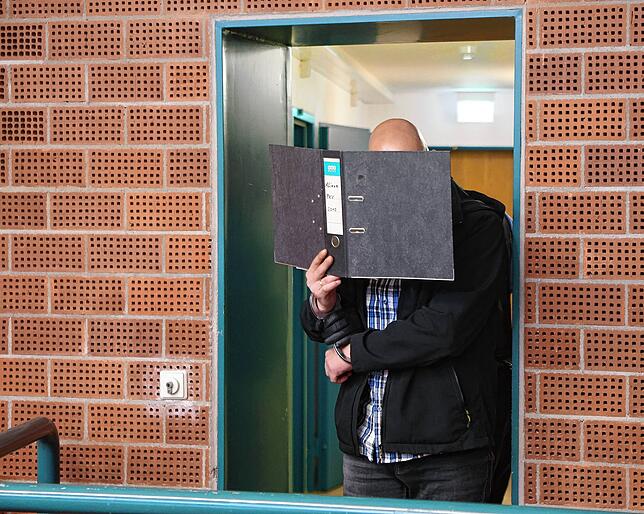 Der Angeklagte Mike W. gestand dem Gericht in Konstanz, dass er Heisigs Leichnam vergraben hatte. Am Mittwoch rückten die Ermittler ...