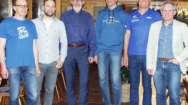 Wahlen und Ehrungen gab es in der Hauptversammlung des Velo- und Bike-Clubs Waldshut-Tiengen im Gasthaus „Schützenhaus“ (von links): die ...