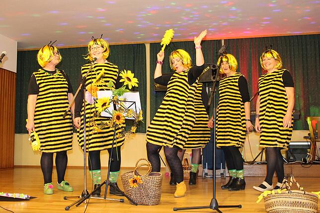Die flotten Bienen der Gruppe &bdquo;Lady-Fit&ldquo; fuhren ihre Stacheln aus und lästerten auf der Bühne. Unser Bild zeigt von links ...