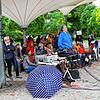 An der Querdenken-Demonstration im Stadtgarten Konstanz am 29. August nehmen trotz des Regens etwa 100 Personen teil. Sie kritisieren ...