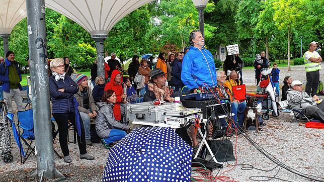 An der Querdenken-Demonstration im Stadtgarten Konstanz am 29. August nehmen trotz des Regens etwa 100 Personen teil. Sie kritisieren ...