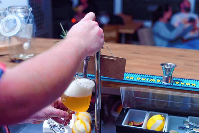 Mitten in der Corona-Pandemie hat die „Minibar“ in der Kleinebergstraße eröffnet. Hier ist die sogenannte neue Normalität ...