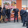 Ein Tatverdächtiger der Massenschlägerei wird aus seiner Wohnung in der Singener Innenstadt geführt und vorübergehend festgenommen.