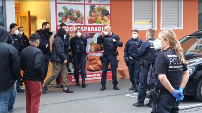 Ein Tatverdächtiger der Massenschlägerei wird aus seiner Wohnung in der Singener Innenstadt geführt und vorübergehend festgenommen.