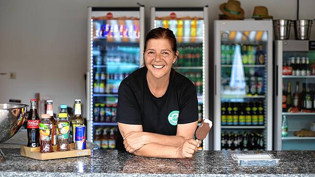 Ursula Kornmaier reagiert auf Kritik am Freibad-Kiosk im Aachbad in Singen. Sie hat den Kiosk gepachtet.